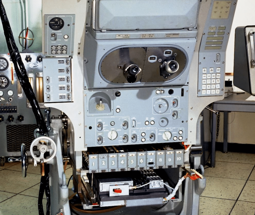 Máy tính Apollo nặng 70 pound